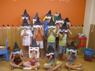 Con mascaras de brujitas